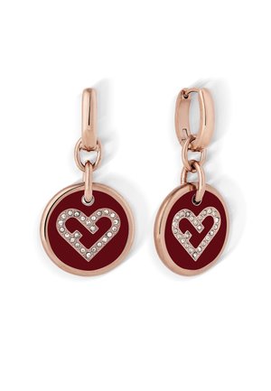 Pendientes de aro de oro rosa con colgantes redondos que presentan un fondo burdeos y formas de corazón adornadas con piedras brillantes.