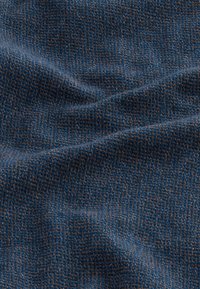 Tejido texturizado y trenzado en azul oscuro con un sutil patrón de cuadros marrones, que muestra pliegues y arrugas. Textura suave con un tejido denso.