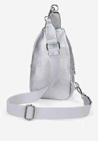 Bolso bandolera plateado con acabado metálico texturizado, que cuenta con una correa ajustable en gris claro y herrajes plateados. Forma compacta y triangular.