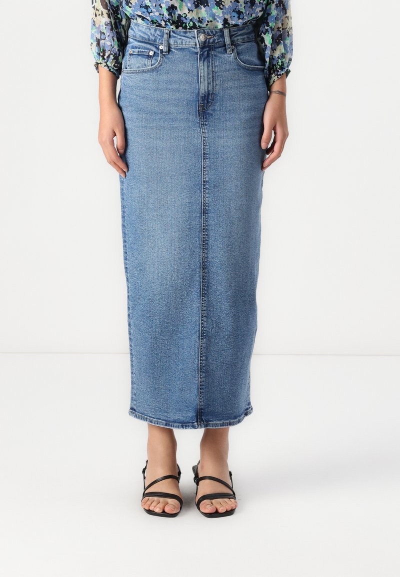 Denim maxi seelik, helesinine, sirge lõikega, ees lõhikuga, narmastega äär ja mustade rihmadega sandaalid. Puuvillane materjal.