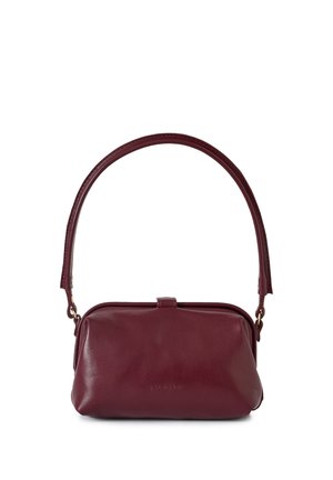 Bolso pequeño de cuero burdeos con un asa redondeada y un cierre superior con broche, sobre un fondo blanco.