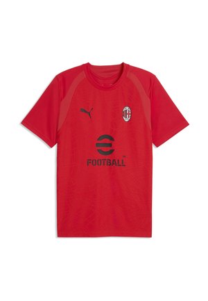 Rød AC Milan fodboldtrøje med kortærmer med sort Puma-logo på højre bryst og klubemblem på venstre bryst, med sort sponsor tekst nedenunder.
