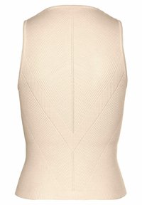 Top sin mangas beige con un diseño ajustado, que presenta una textura acanalada y un patrón en forma de chevrón en la parte posterior, escote redondeado y sin cierres.
