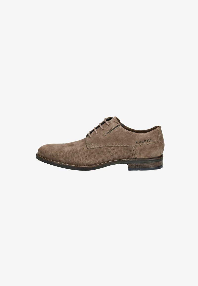 Scarpa da dress in suede marrone con texture perforata, design con lacci, tacco leggero e suola in gomma a contrasto, con un discreto marchio sul lato.