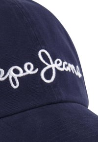 Gorra azul marino hecha de algodón con el logotipo bordado en blanco "Pepe Jeans", con visera curva y superficie de tela texturizada.