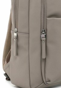 SURI FREY MELODY LAPTOPFACH - Rugzak - taupe