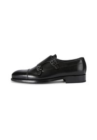 Czarne skórzane buty do garnituru o eleganckim designie, zaokrąglonym nosku, podwójnych zdobieniach w postaci klamer i niskim obcasie. Gładka tekstura i wypolerowane wykończenie.