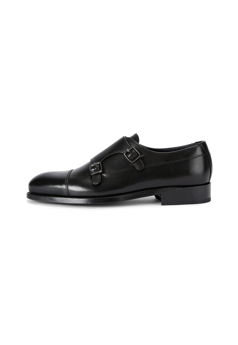 Czarne skórzane buty do garnituru o eleganckim designie, zaokrąglonym nosku, podwójnych zdobieniach w postaci klamer i niskim obcasie. Gładka tekstura i wypolerowane wykończenie.