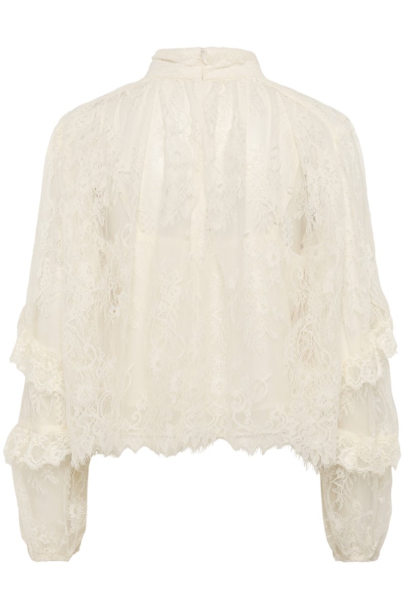 Elfenbeinfarbene Spitzenbluse mit langen Ärmeln und hohem Kragen, zarten Blumenmustern, gerafften Lagen an den Ärmeln und gewelltem Saum.