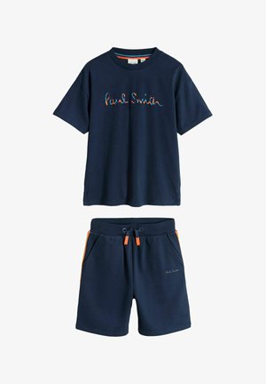 Mørkeblå kortærmet T-shirt med farverig "Paul Smith" tekst og matchende mørkeblå shorts med snøre og orange detaljer på lommerne.