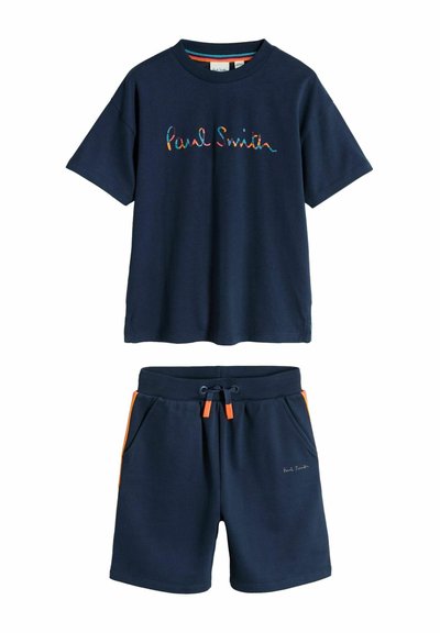 Camiseta de manga corta azul marino con texto colorido "Paul Smith" y pantalones cortos azules a juego con cordón y detalles naranjas en los bolsillos.