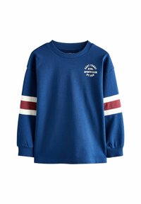 Sudadera azul con mangas largas, dobladillo y cuello de canalé. Presenta rayas blancas y burdeos en las mangas, y un logotipo impreso en el pecho.