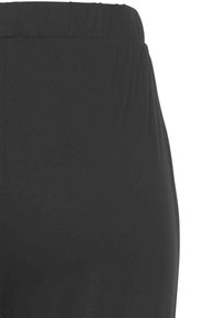 Zwarte broek met een elastische tailleband, gemaakt van een zachte stof. Heeft een rechte snit en een minimalistisch ontwerp zonder zichtbare patronen of hardware.