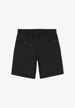 Shorts noirs à hauteur des genoux avec ceinture élastique, deux poches arrière — l'une boutonnée, l'autre ornée d'une étiquette Volcom.