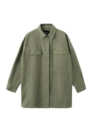 Chaqueta de manga larga color verde oliva con cierre frontal de botones, dos bolsillos con solapa en el pecho, dos bolsillos laterales con abertura y un cuello clásico.