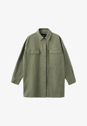 Olijfgroene lange mouwen jas met knoopsluiting aan de voorkant, twee borstflapzakken, twee zijzakken met een opening en een klassieke kraag.