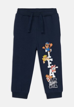 Pantaloni sportivi blu navy con vita elastica e cordoncino. Presentano personaggi di cani animati colorati e la scritta "TEAM Players" sul lato.