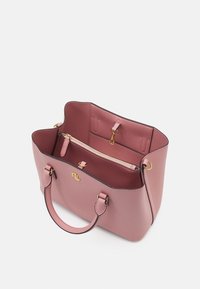 Rosa läderhandväska med två handtag, guldmetall detaljer och en inre dragkedjeficka. Fodrad insida med en platt ficka. Slät textur.