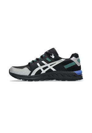 Zapatilla deportiva en negro y gris con parte superior texturizada, detalles de logo en blanco, cordones turquesa y un detalle en el talón azul. Presenta una suela resistente.