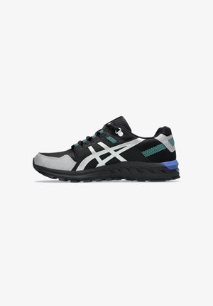 Chaussure de sport noire et grise avec une tige texturée, accents de logo blancs, lacets turquoise et détail de talon bleu. Présente une semelle robuste.