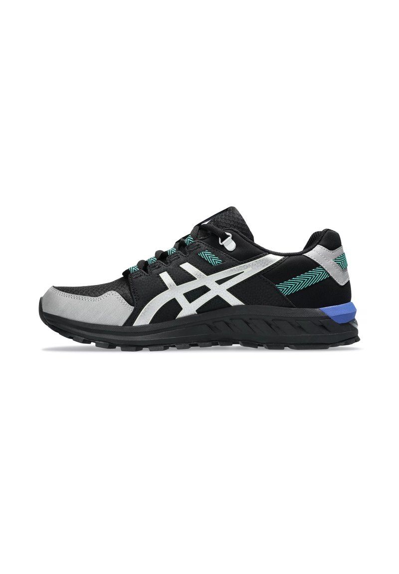 Scarpa atletica nera e grigia con tomaia tessurizzata, accenti di logo bianchi, lacci turchesi e dettaglio blu sul tallone. Presenta una suola resistente.