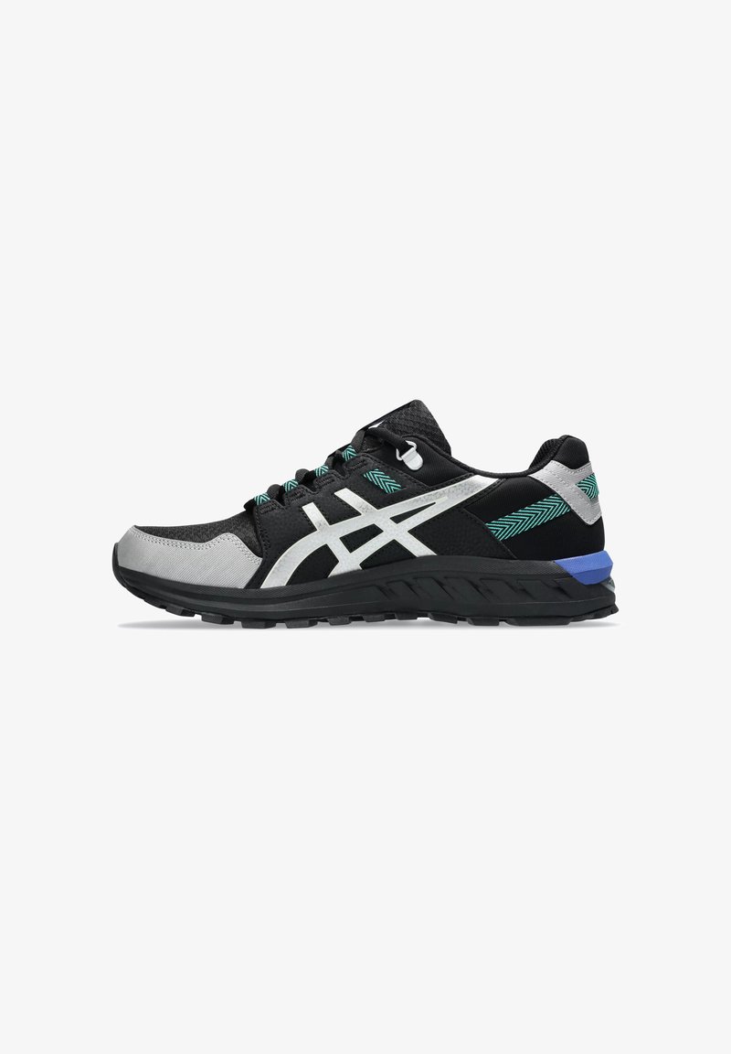 Scarpa atletica nera e grigia con tomaia tessurizzata, accenti di logo bianchi, lacci turchesi e dettaglio blu sul tallone. Presenta una suola resistente.