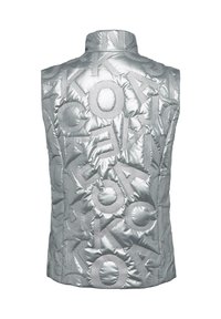 Gilet puffy argent avec col haut, présentant des motifs de lettres en relief. Texture lisse et brillante avec des lignes horizontales et un design matelassé.