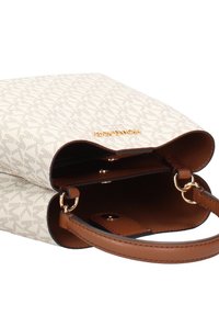 Borsa crema e beige con motivo geometrico, ferramenta dorata e tracolla marrone. L'interno è foderato in pelle marrone, con chiusura a scatto.