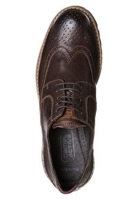 Chaussure brogue en cuir marron foncé avec des détails perforés, des motifs cousus et des lacets noirs, vue de dessus.