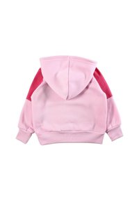 Sweat à capuche avec un corps rose clair et des accents rose foncé sur les épaules, les poignets côtelés et l'ourlet, fabriqué en tissu doux.