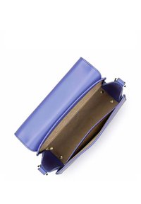 Borsa a pochette viola in pelle con finitura liscia, due scomparti interni e chiusura a scatto. Interno beige. Presenta una tracolla rimovibile.