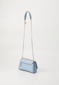 Borsa a tracolla di colore azzurro chiaro imbottita, con tracolla a catena e manico superiore in pelle, dotata di una tasca anteriore con zip e di forma rettangolare.