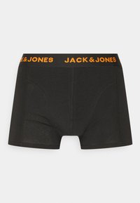 Schwarze Boxershorts aus weichem Stoff, mit einem kontrastierenden orangen elastischen Taillenbund, der mit dem Text "JACK & JONES" versehen ist. Mit Nahtdetails.