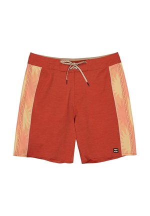 Rdeče kopalke z teksturirano površino, ob strani breskvaste plošče z vzorci plamenov in pas s trakom za zavezovanje. Majhen logotip na robu.