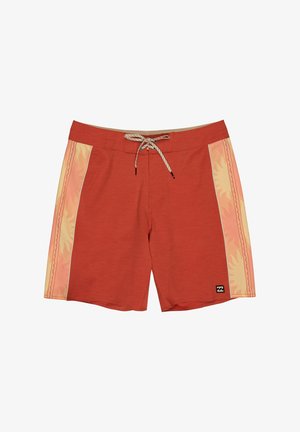 Rdeče kopalke z teksturirano površino, ob strani breskvaste plošče z vzorci plamenov in pas s trakom za zavezovanje. Majhen logotip na robu.