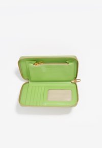 Zielony skórzany portfel z zamkiem błyskawicznym, wieloma miejscami na karty, przezroczystą kieszonką na dokument tożsamości oraz małą kieszonką na zamek wewnątrz. Złote akcenty metalowe.
