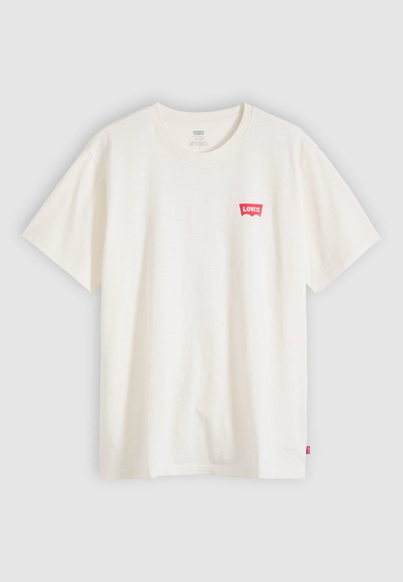 T-shirt blanc à manches courtes en coton, arborant un logo Levi's rouge sur la poitrine gauche et une petite étiquette rouge sur le côté inférieur.