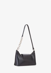 Borsa a mano in pelle nera con forma strutturata, dotata di chiusura a pattina e una combinazione di catena e tracolla in pelle. Texture liscia.