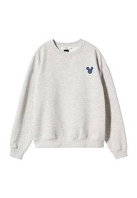 Felpa grigia realizzata in morbido tessuto, con colletto rotondo e polsini a costine. Presenta un piccolo emblema di Topolino blu navy sul petto.