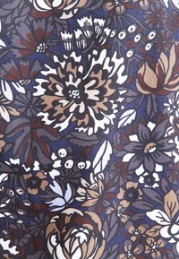 Bloemstof in marineblauw en aardetinten, met grote bloemblaadjes in wit, bruin en gedempte kleuren, voorzien van ingewikkelde bladdessins en texturen.