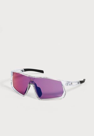 Lunettes de soleil à monture transparente avec de larges verres teintés violets et des embouts de branches noirs sur fond blanc.