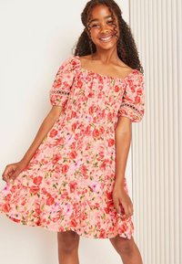 Rotes Blumenmuster-Kleid mit Puffärmeln, elastischem Ausschnitt und Rüschensaum. Das Design umfasst lebendige rote und pinke Blumen auf einem zarten Stoff.