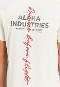 Alpha Industries SIGNATURE - Triko s potiskem - vintage white