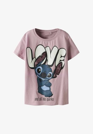 T-shirt di cotone rosa con un personaggio dei cartoni animati blu dai bordi neri, grande testo "LOVE" e dettagli in paillettes sulle orecchie.