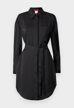 Schwarzes Hemdkleid aus glattem Stoff, mit einem spitzen Kragen, langen Ärmeln, einer Brusttasche und einem taillierten Bund für eine verstellbare Passform.