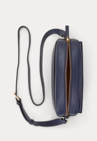 Jūras spēku krāsas ādas plecu soma ar rāvējslēdzēju, zelta toņa detaļām, platu formu un plecu siksnu, kas nodrošina dažādas nēsāšanas iespējas.