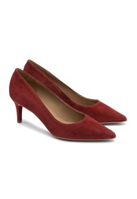 Zapatos de tacón alto de ante rojo con diseño de puntera puntiaguda, tacón de aproximadamente 6.5 cm, interior suave y estética minimalista.