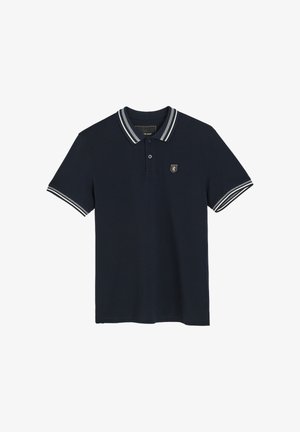 Granatowy polo z krótkim rękawem, z dwuknopkowym klinem, paskowanym kołnierzem i mankietami oraz małym haftowanym herbem lwa na lewej piersi.