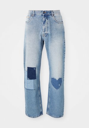 Hellblaue Denim-Jeans mit geradem Schnitt, ausgestattet mit zwei Applikationen: einem Quadrat und einem Herzen, beide in dunkleren Denim-Tönen.