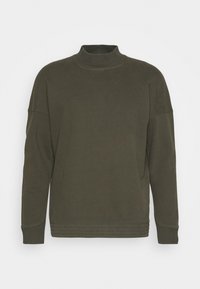 Sudadera verde aceituna con cuello alto, hombros caídos y puños acanalados. Fabricada con una tela suave y de textura lisa.